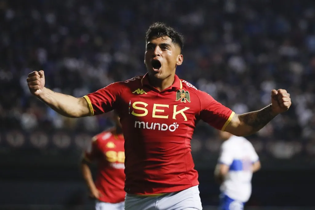 Ariel Uribe celebra un gol ante Universidad Católica. (Felipe Zanca/Photosport).