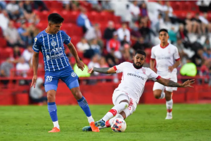 Salomón Rodríguez en acción ante Huracán en Argentina. (Foto: Getty Images).