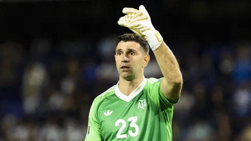 Emiliano Martínez y nueva caída.