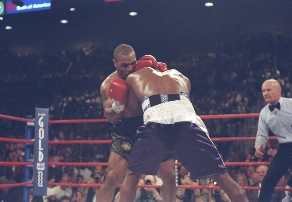Evander Holyfield y Mike Tyson se enzarzan durante su combate por el título de los pesos pesados en el MGM Grand Garden de Las Vegas, en 1997 (Getty Images).