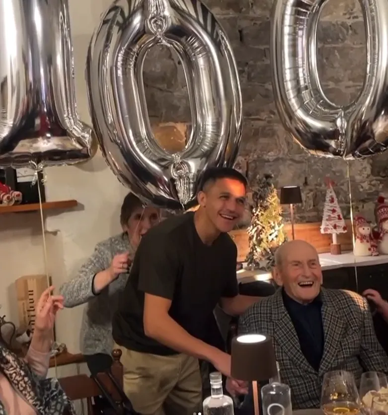 Alexis Sánchez se encontró con este hombre mientras celebraba sus 100 años y reflexionó sobre ello. Foto: Instagram.