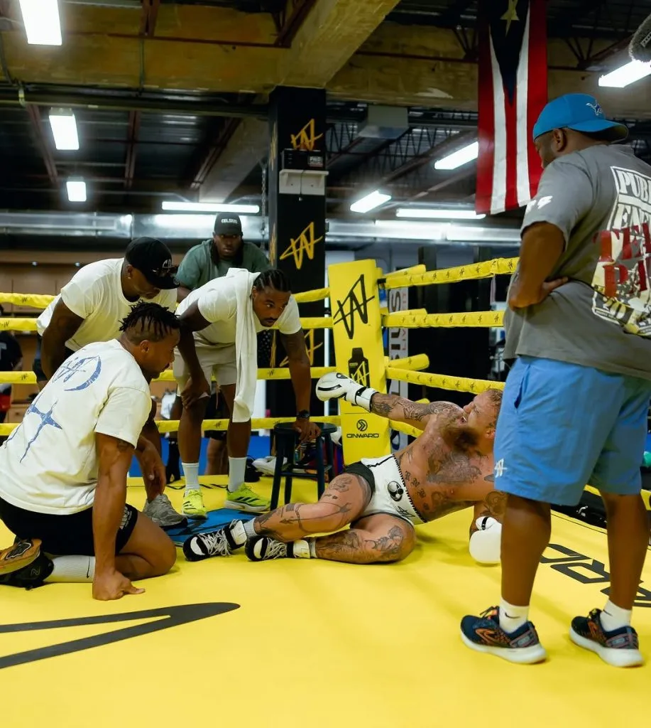 Momento exacto en el que Jake Paul se lastimó el tobillo.