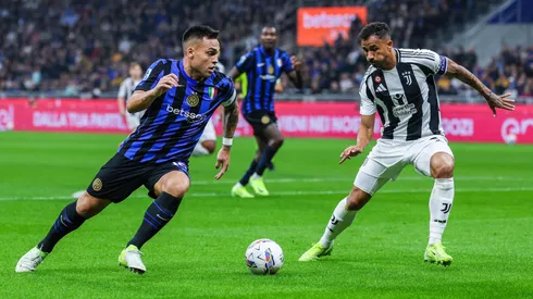 Lautaro Martínez y Danilo en el último juego entre Inter y Juventus, que finalizó 4-4.