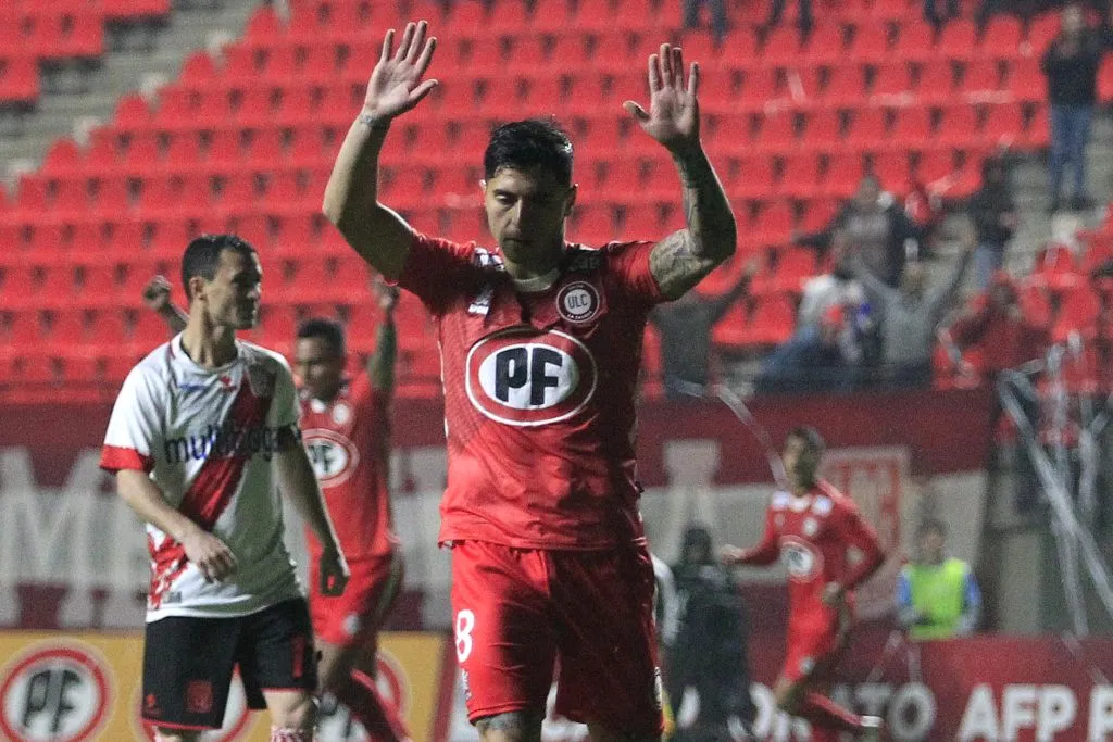 Leyton pidiéndole disculpas a Curicó, tras anotarles en 2019. /Photosport