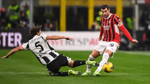 Theo Hernández y Manuel Locatelli en el último partido entre Juventus y Milan en el Estadio San Siro.