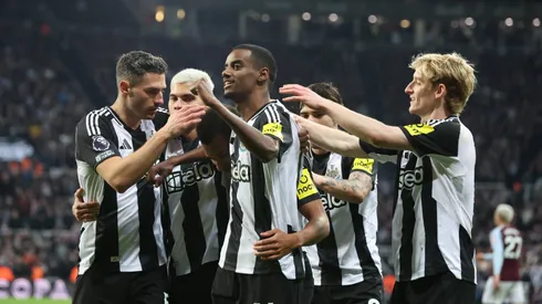 Alexander Isak, delantero de Newcastle United, celebrando su gol contra Aston Villa en la Premier League.