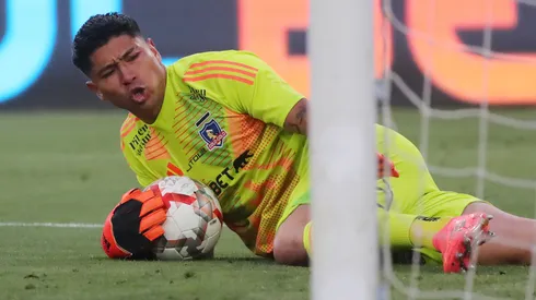 Hinchas de Colo Colo empapelan a Brayan Cortés por su regreso.