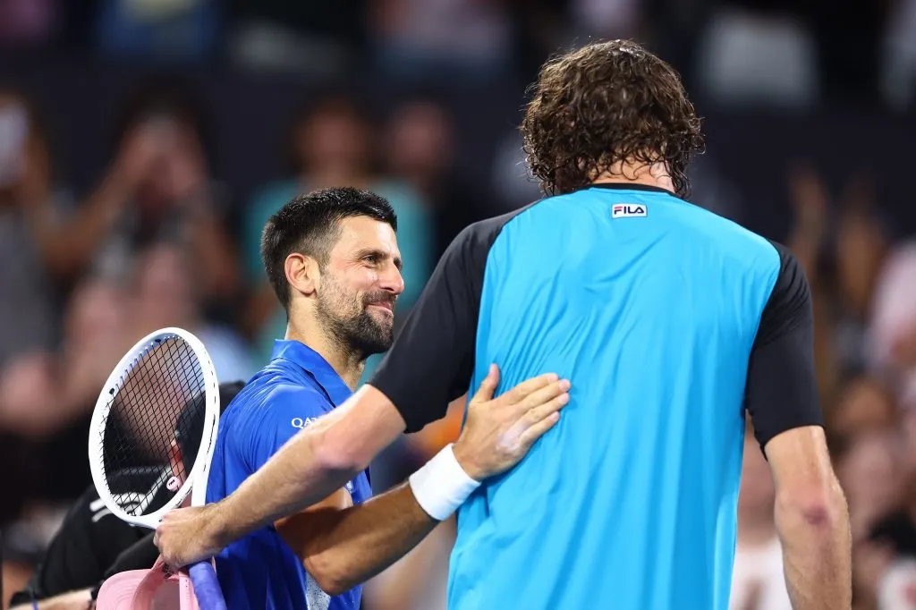 Novak Djokovic saluda a Reilly Opelka, quien lo venció en los cuartos de final del ATP de Brisbane (Getty Images).