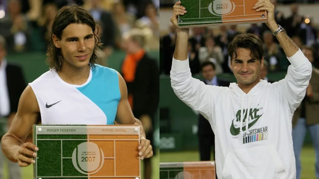 Rafael Nadal y Roger Federer alzan su trofeo de ganadores tras La Batalla de las Superficies (Getty Images).
