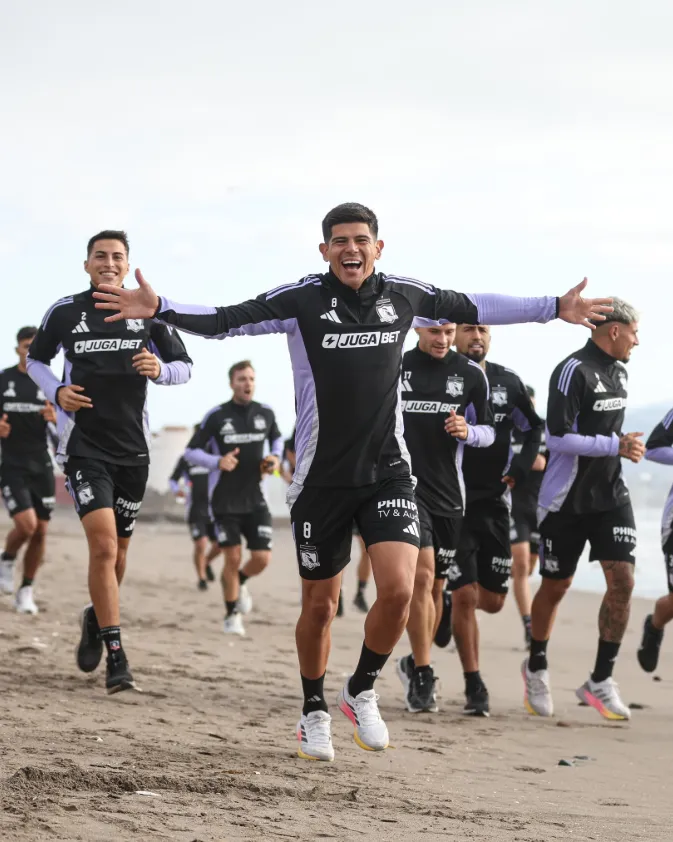 Jonathan Villagra sonríe a la izquierda de Esteban Pavez en la pretemporada alba. (Foto: Colo Colo).