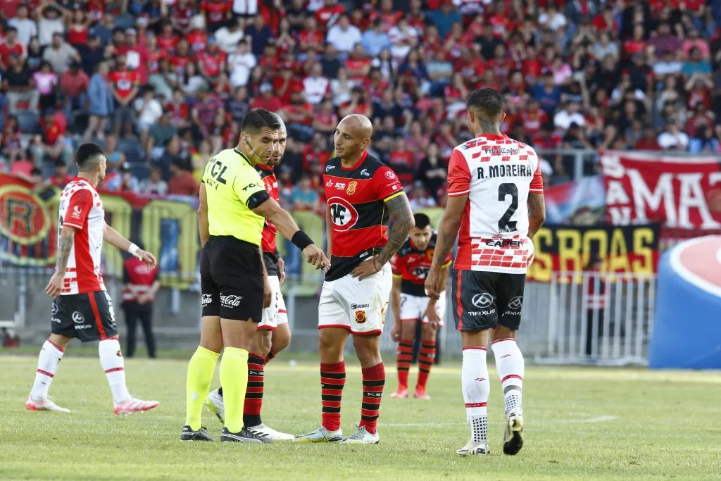 Todas las divisiones del fútbol profesional están paralizadas /Photosport