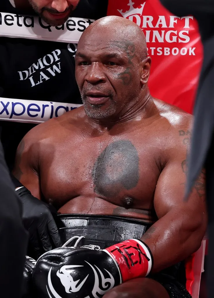 Mike Tyson sentado en su esquina entre asaltos contra Jake Paul (Getty Images).