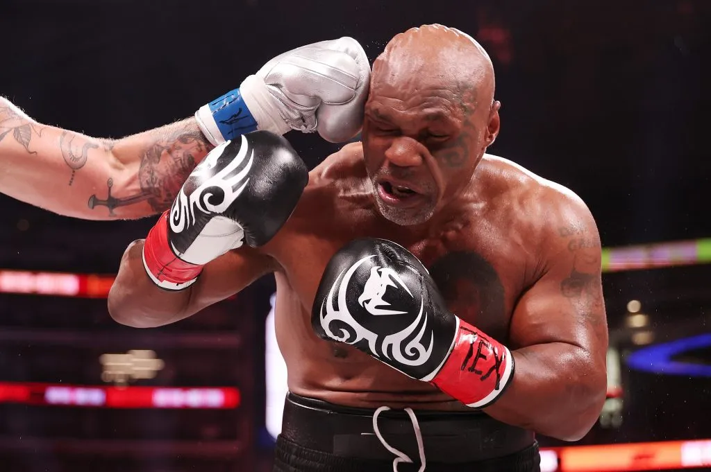 Jake Paul golpea a Mike Tyson (Getty Images).