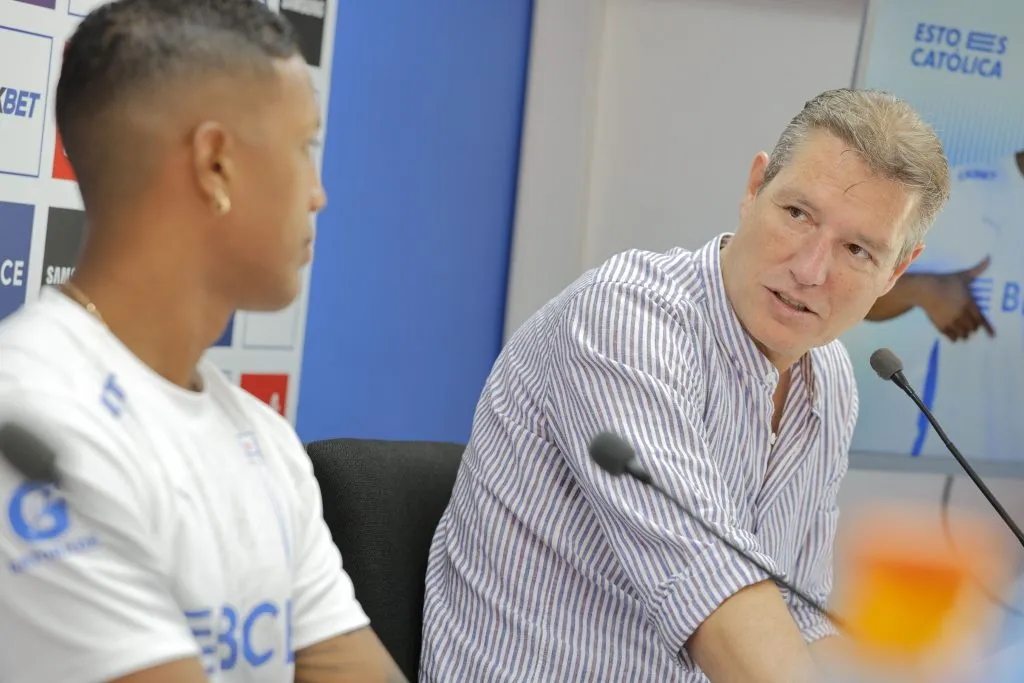 El Tati Buljubasich en la presentación de Jhojan Valencia. (Javier Torres/ Photosport).
