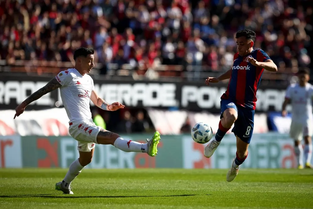 Gonzalo Maroni lucha un balón con Rodrigo Echeverría. (Foto: Imago).