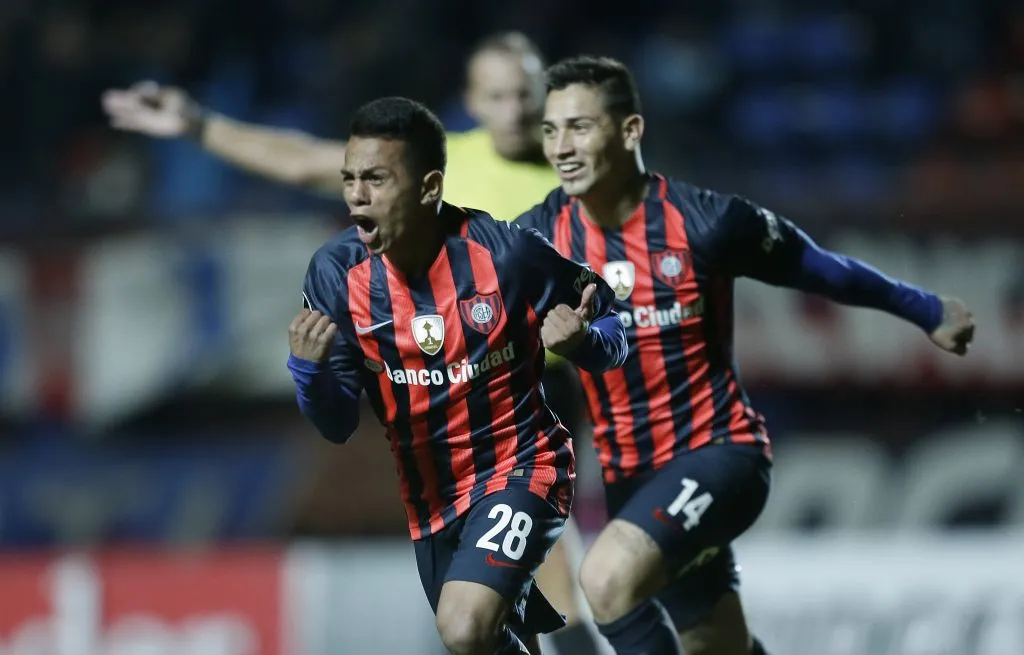 El festejo del Perrito Barrios ante la UC en 2017. (Photogamma/Photosport).
