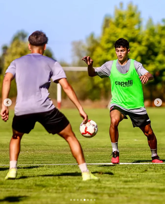 Guido Segura en acción durante una práctica de Ñublense al mando de Francisco Arrué. (Foto: Ñublense SADP).