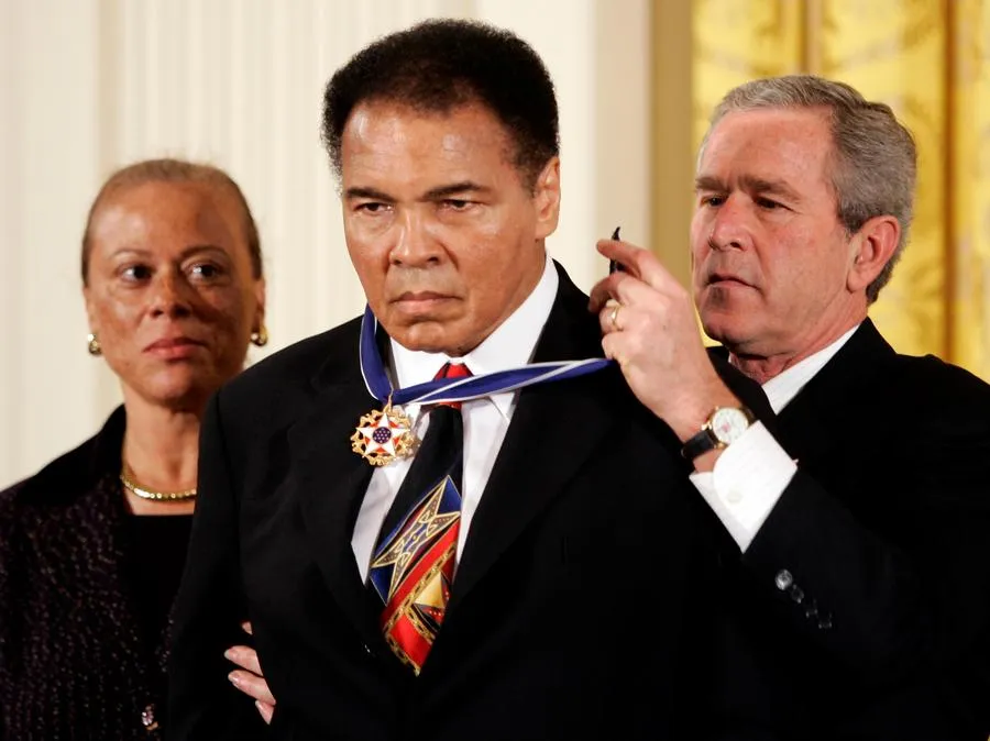El Presidente  George W. Bush entrega la Medalla Presidencial de la Libertad a Muhammad Ali (Getty Images).