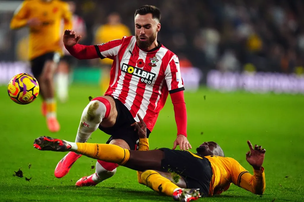Ben Brereton lucha un balón ante el Wolverhampton Wanderers. (Mike Egerton | Imago).