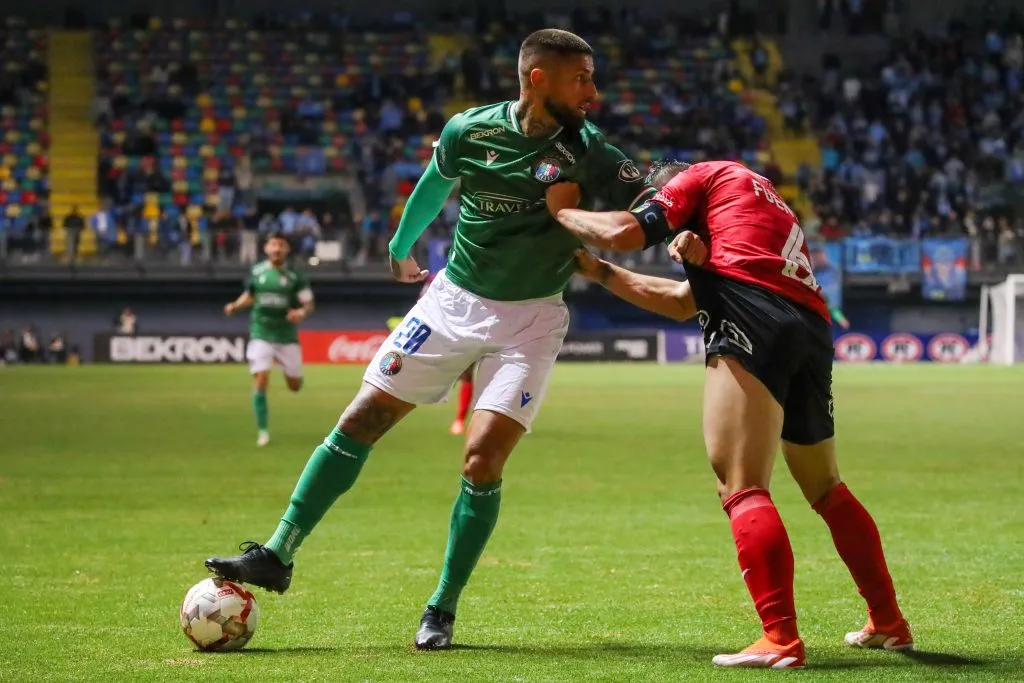 Ignacio Jeraldino aguanta la marca de Juan Fuentes, nuevo refuerzo de La Serena. (Jonnathan Oyarzun/Photosport).