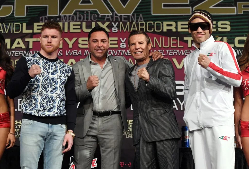 Canelo Alvarez (izquierda) y Julio Cesar Chavez Sr (Centro derecha) durante la promoción de la pelea entre ‘Canelo’ y su hijo Julio Cesar Chavez Jr (derecha). Además en la foto sale Oscar De La Hoya (centro izquierda), promotor del encuentro en 2017. (Foto: Ethan Miller/Getty Images)