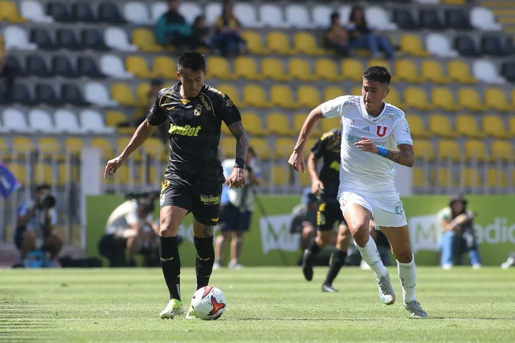 Matías Palavecino aguanta la marca de su tocayo, el Tucu Sepúlveda. (FOTO: JORGE DIAZ/AGENCIA VS).
