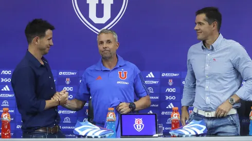 Gustavo Álvarez saluda de mano a Manuel Mayo bajo la atenta mirada de Michael Clark.