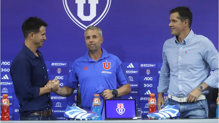 Gustavo Álvarez saluda de mano a Manuel Mayo bajo la atenta mirada de Michael Clark.