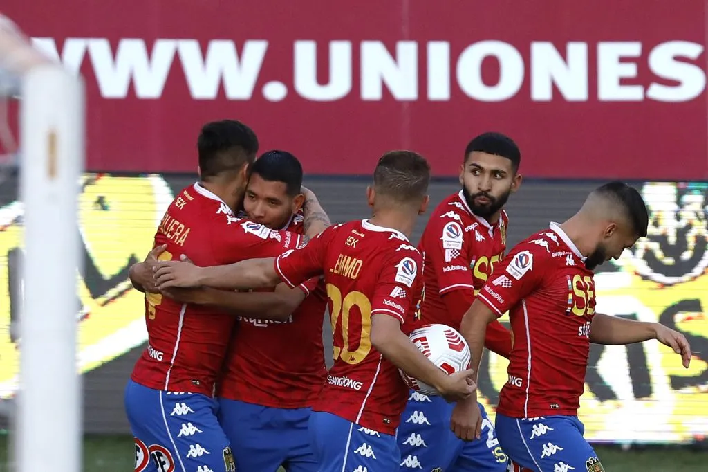 El Chorri Palacios es felicitado por Marcelo Jorquera y el Nacho Lemmo en Unión Española. (Dragomir Yankovic/Photosport).