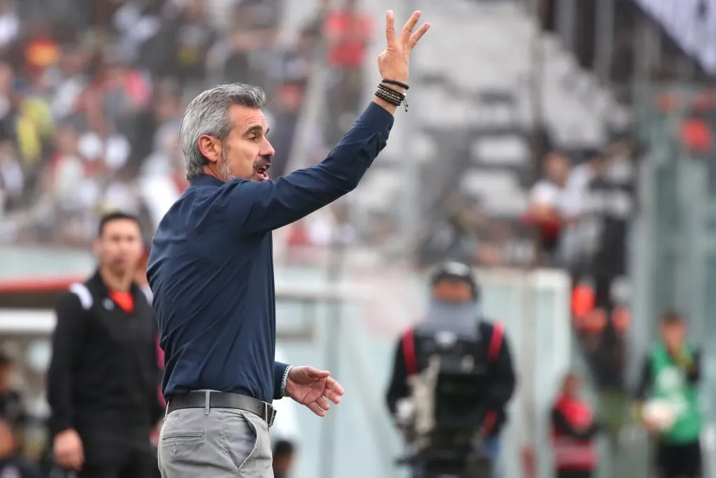 Miguel Ramírez dirigiendo ante Colo Colo en el Monumental