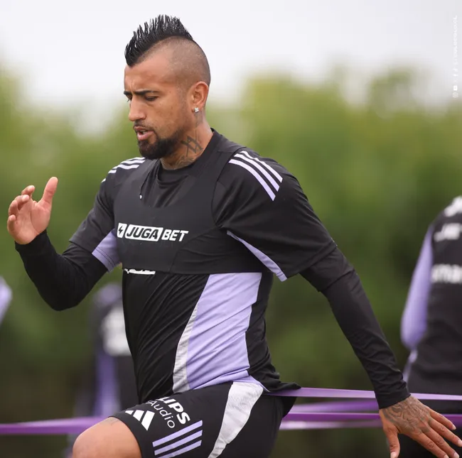 Arturo Vidal es un ejemplo para los albos. (Foto: Colo Colo).