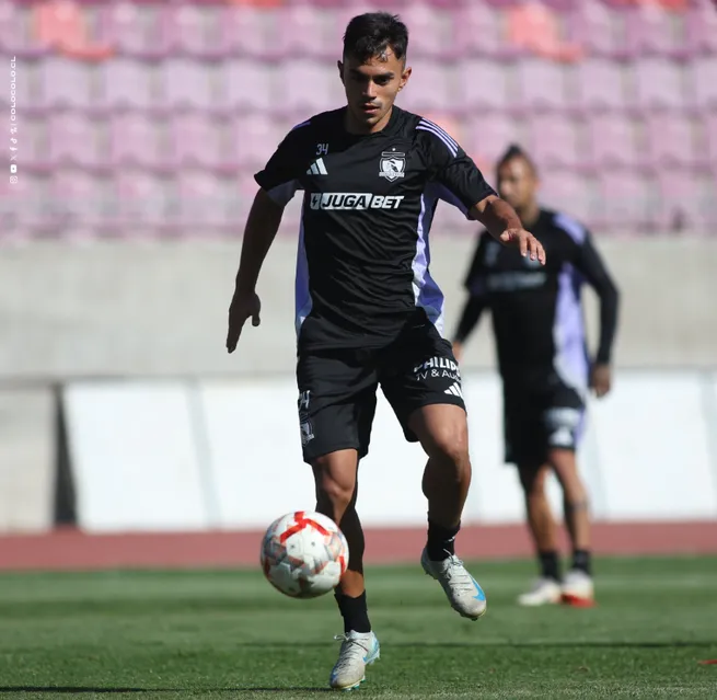Vicente Pizarro conduce el balón ante la mirada de Arturo Vidal.  (Foto: Colo Colo).