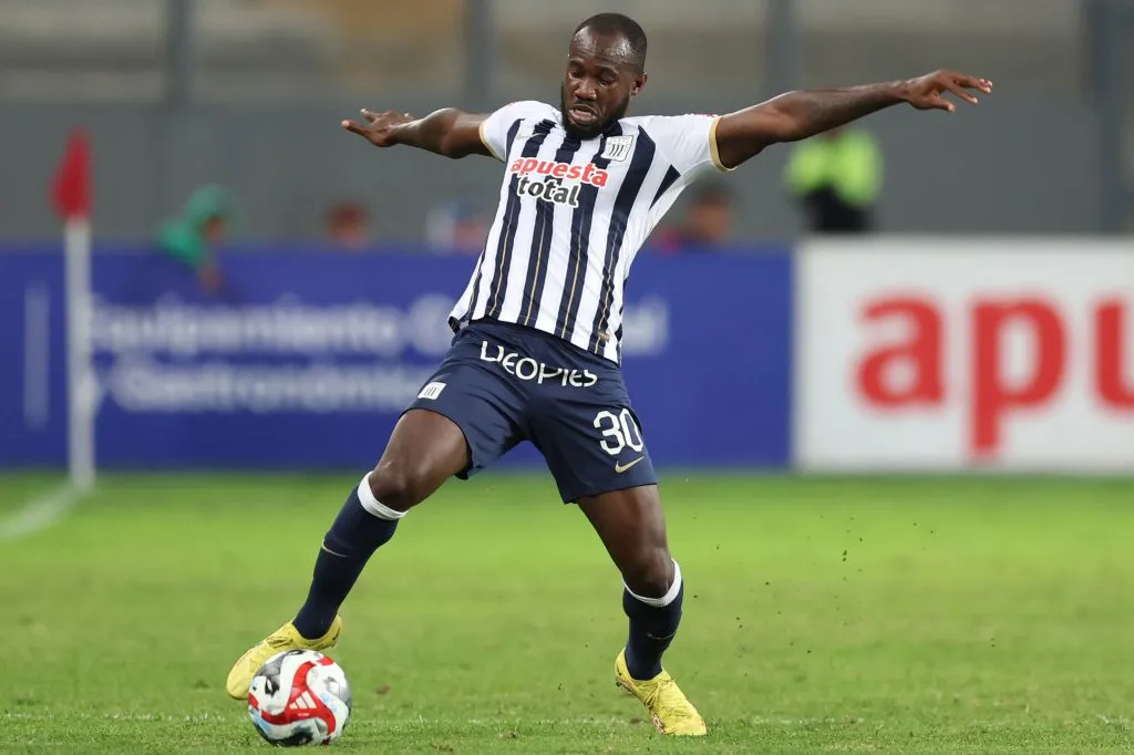 Cecilio Waterman en acción por Alianza Lima. (Foto: Miguel Marrufo | Imago).