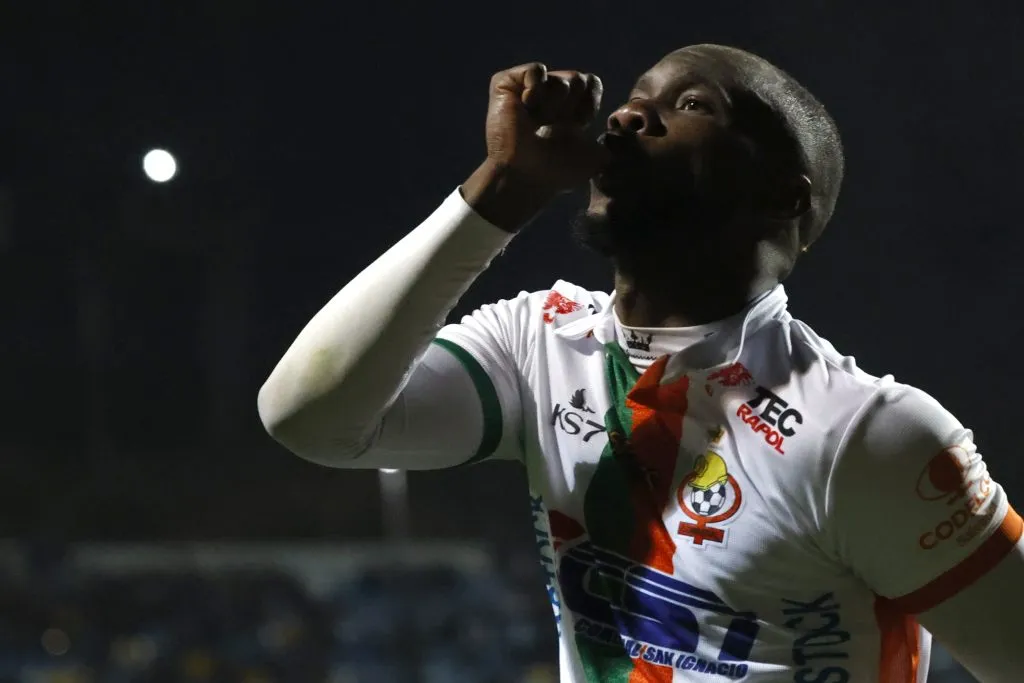 Cecilio Waterman celebra uno de los 23 goles que anotó en Cobresal. (Andrés Piña/Photosport).