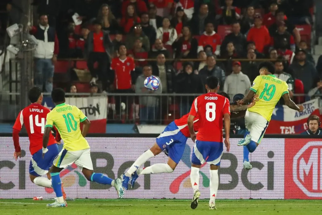 El cabezazo de Igor Jesus ante el salto literalmente para abajo de Maripán. (Jonnathan Oyarzun/Photosport).