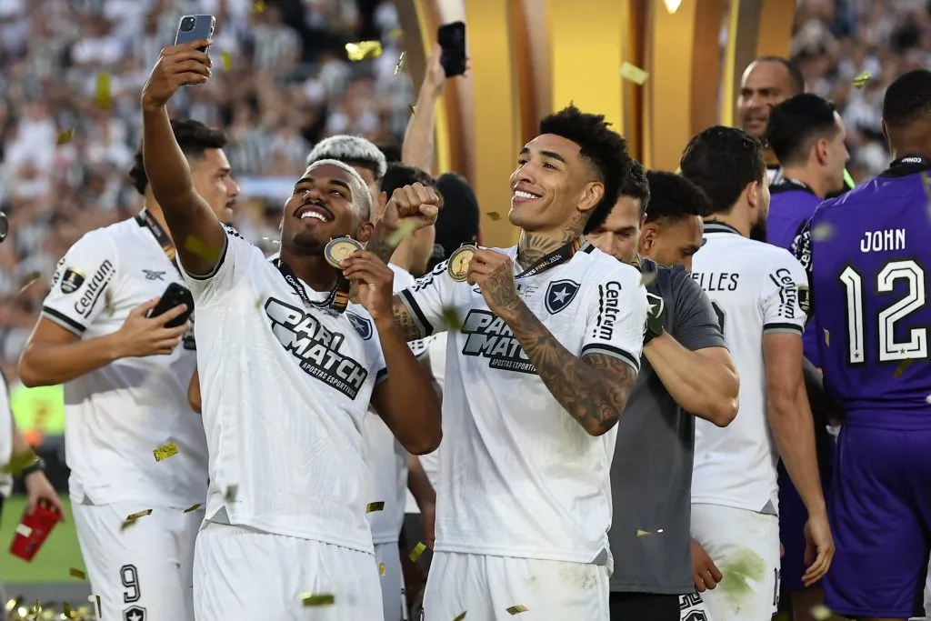 Igor Jesus con la medalla de campeón en la Libertadores. (Foto: Alejandro Pagni | Imago).