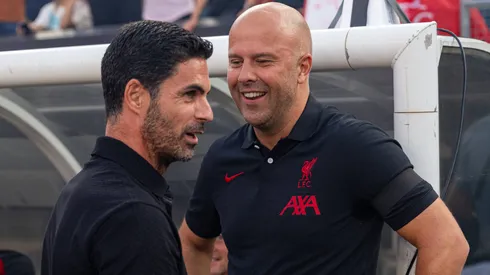 Mikel Arteta y Arne Slot, entrenadores de Arsenal y Liverpool, los dos candidatos a jugar la final de la Copa de la Liga.