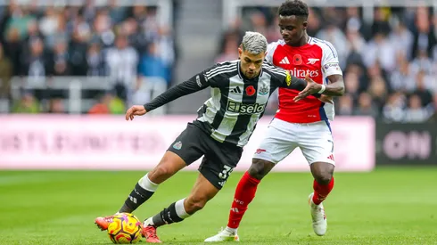 Bruno Guimarães y Bukayo Saka en el último partido entre Newcastle United y Arsenal en la J10 de la liga inglesa.