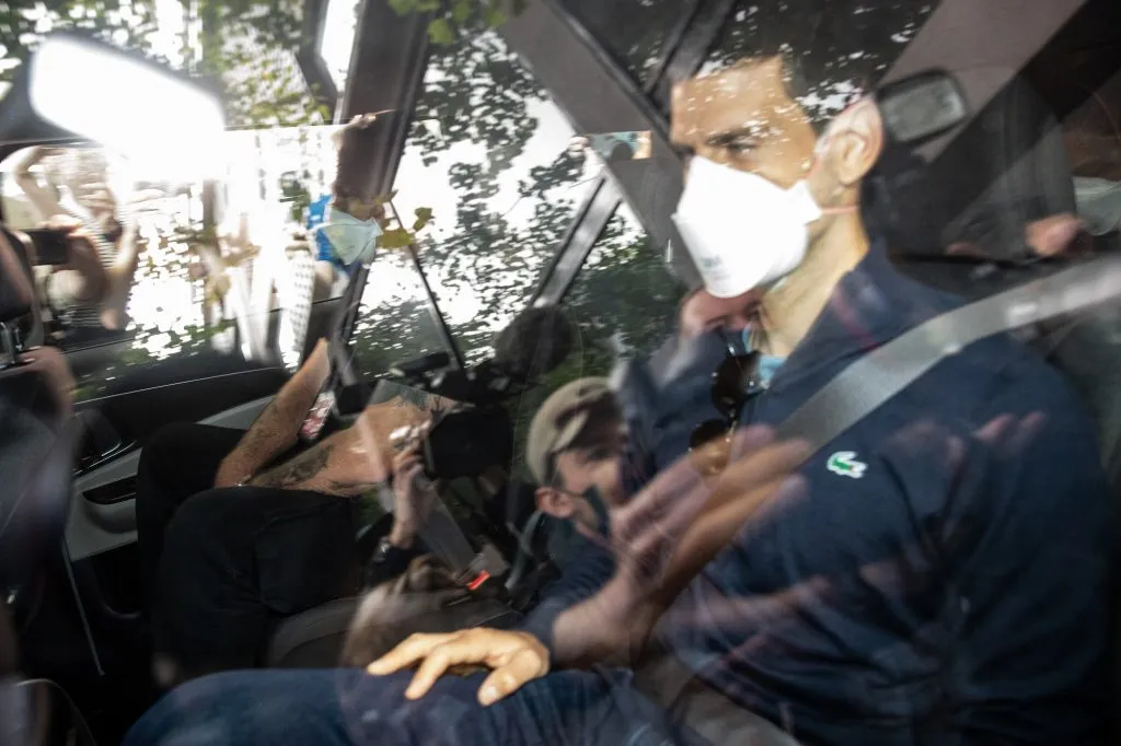 Novak Djokovic abandona el hotel Park el 16 de enero de 2022, antes de ser deportado (Getty Images).