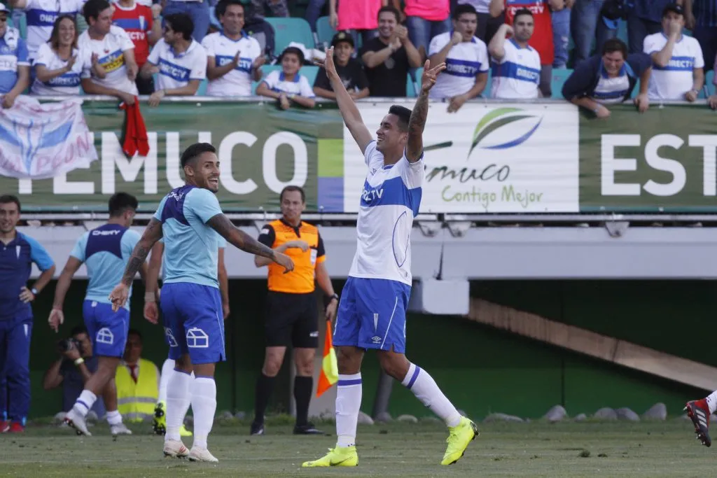 Bolados y Andrés Vilches celebran el gol que le dio el título a la UC en Temuco. (Ramon Monroy/Photosport).