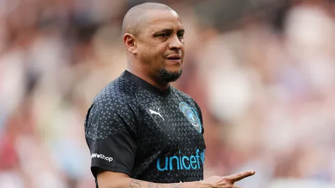 Roberto Carlos jugando un partido por la UNICEF.