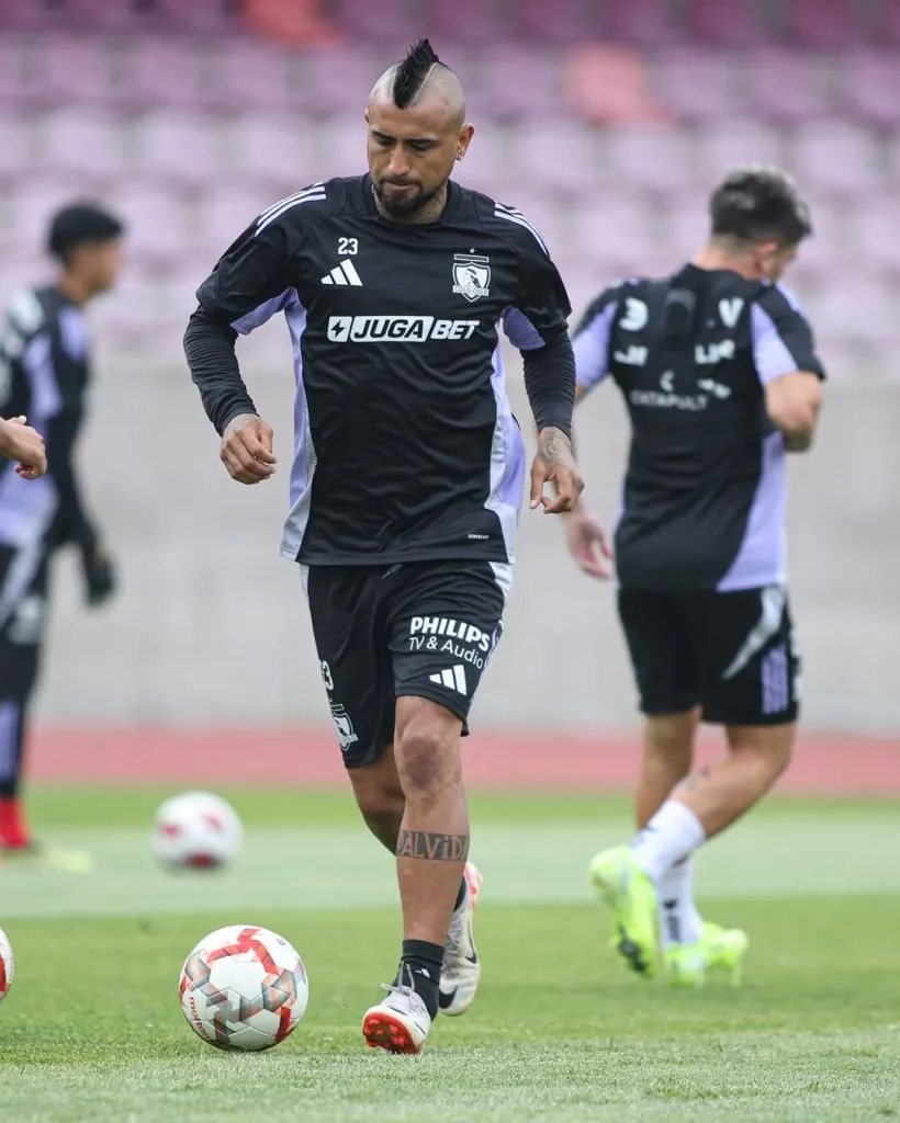 Colo Colo ya presentó la indumentaria de entrenamiento. El miércoles será el turno de la camiseta oficial