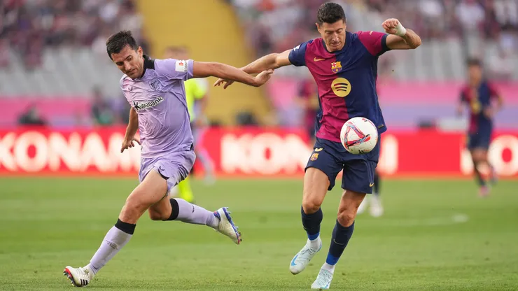 Daniel Vivian y Robert Lewandowski en el duelo de la fecha 2 de la liga española entre Barcelona y Athletic Club.