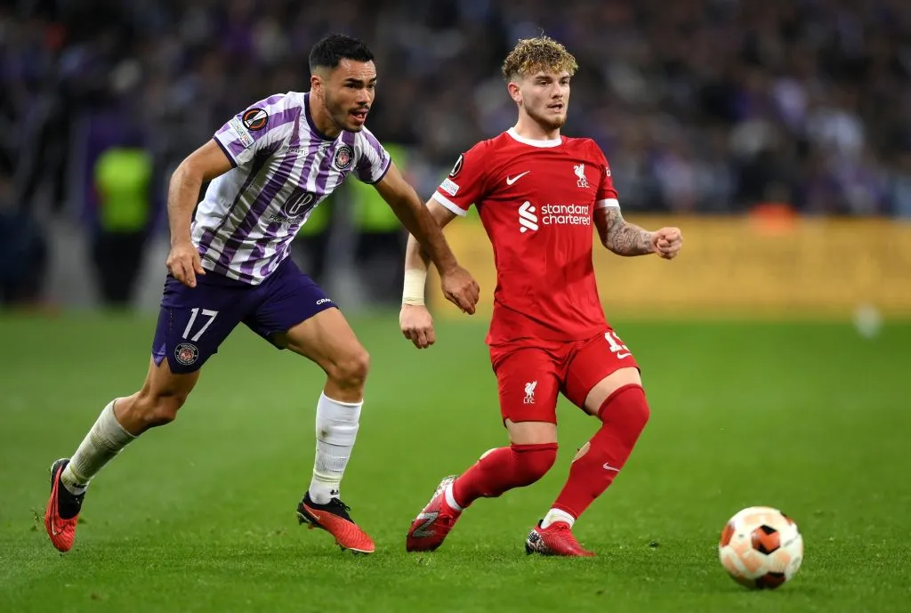 Gabriel Suazo del Toulouse se enfrenta a Harvey Elliott del Liverpool durante el Grupo E – UEFA Europa League (Getty Images).