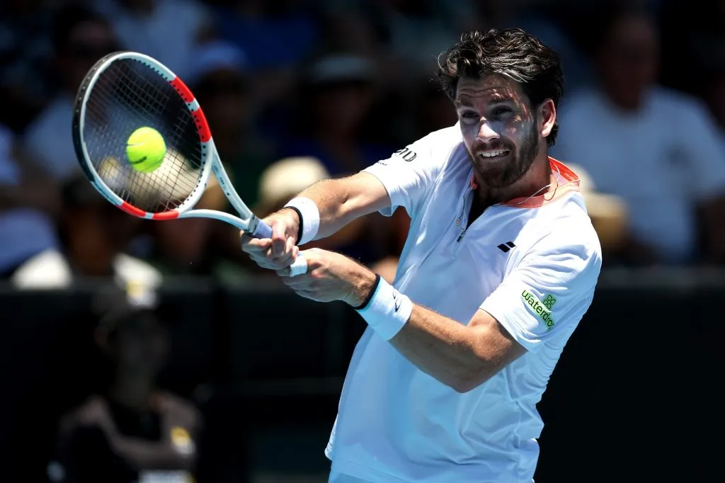 Cameron Norrie juega un revés en su partido de individuales contra Facundo Diaz Acosta durante 2025 ASB Classic. (Getty Images)