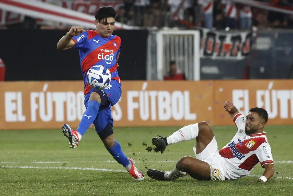 Claudio Aquino jugó en el Monumental ante Curicó Unido por Cerro Porteño. (Jonnathan Oyarzun/Photosport).