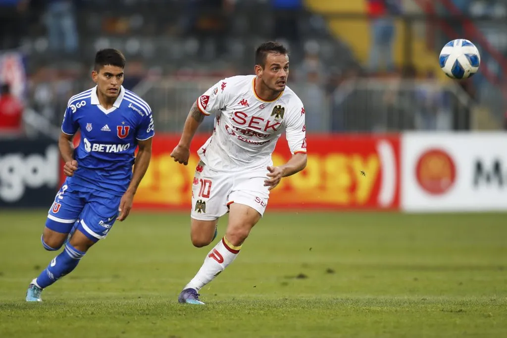 Octavio Rivero ante Universidad de Chile con la camiseta de Unión Española. ¿Se vestirá de azul? (Javier Vergara/PHOTOSPORT).