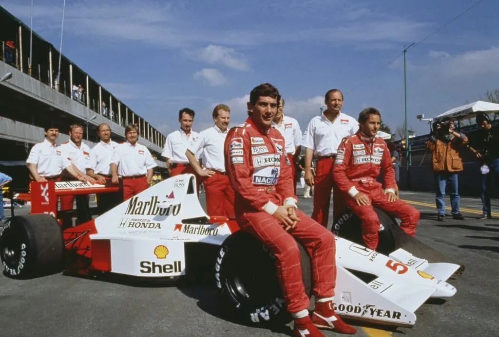 Ayrton Senna (Centro) compartió escudería con Gerhard Berger (derecha) durante las temporadas 1990-92 en McLaren. (Foto: Sutton/Getty Images)