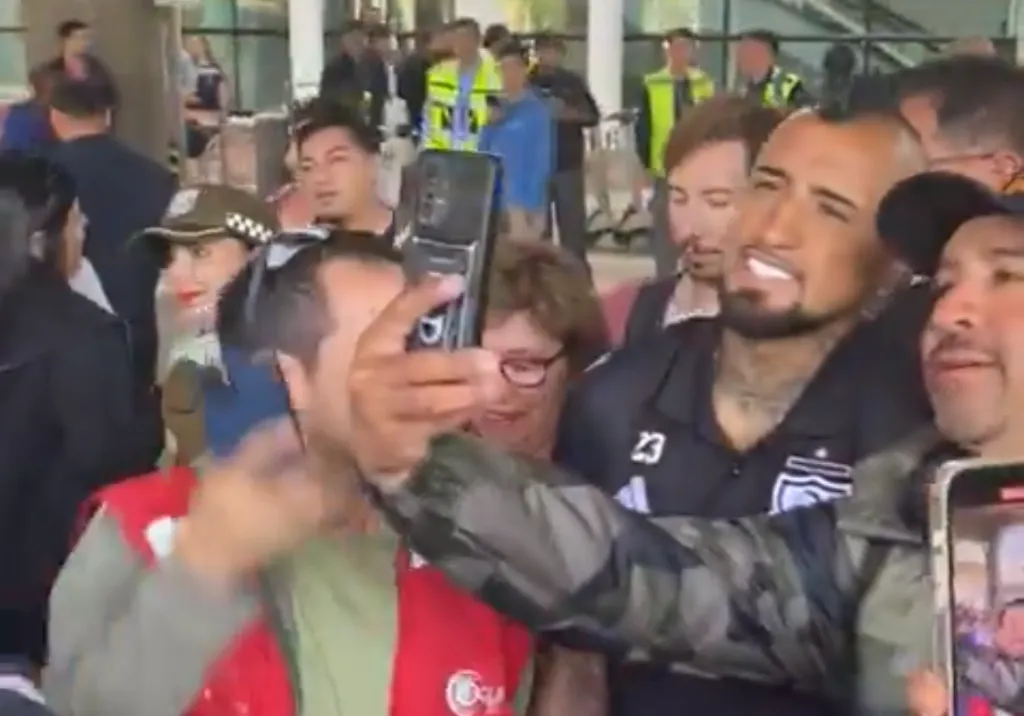 Arturo Vidal no se cansa de disfrutar con los hinchas de Colo Colo. Foto: Rodrigo Gómez / Cooperativa