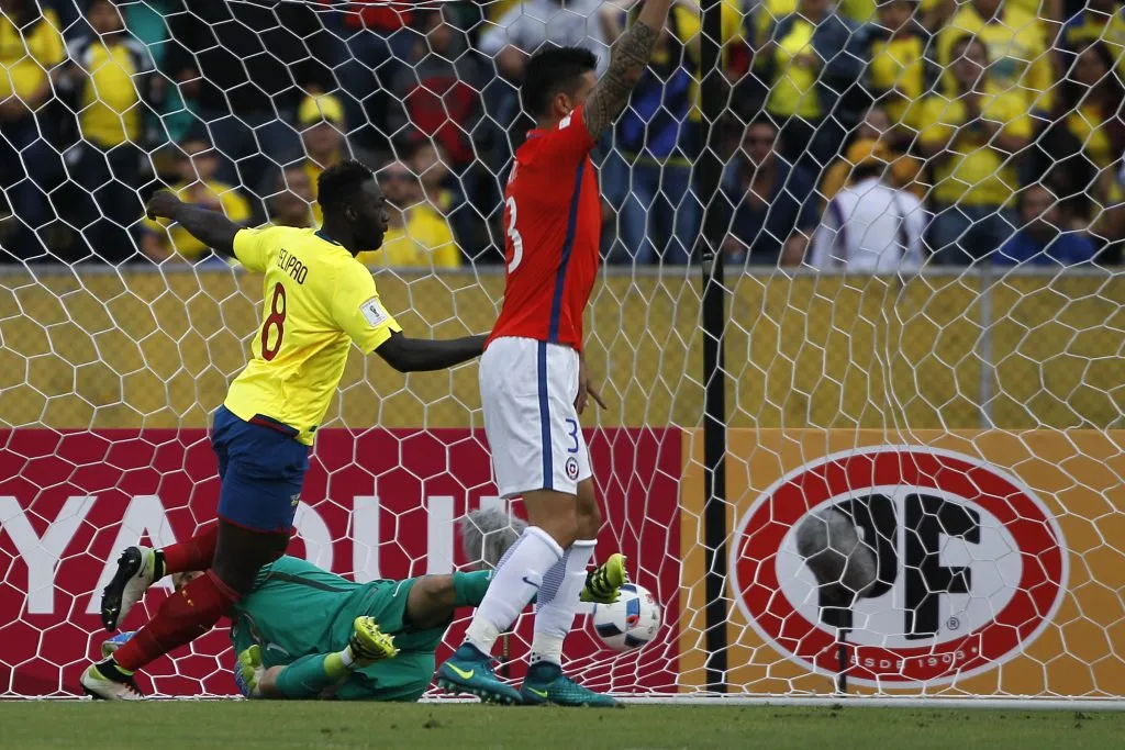 Felipe Caicedo también le anotó a Chile en el estadio Atahualpa de Quito. (Marcelo Hernández/Photosport).